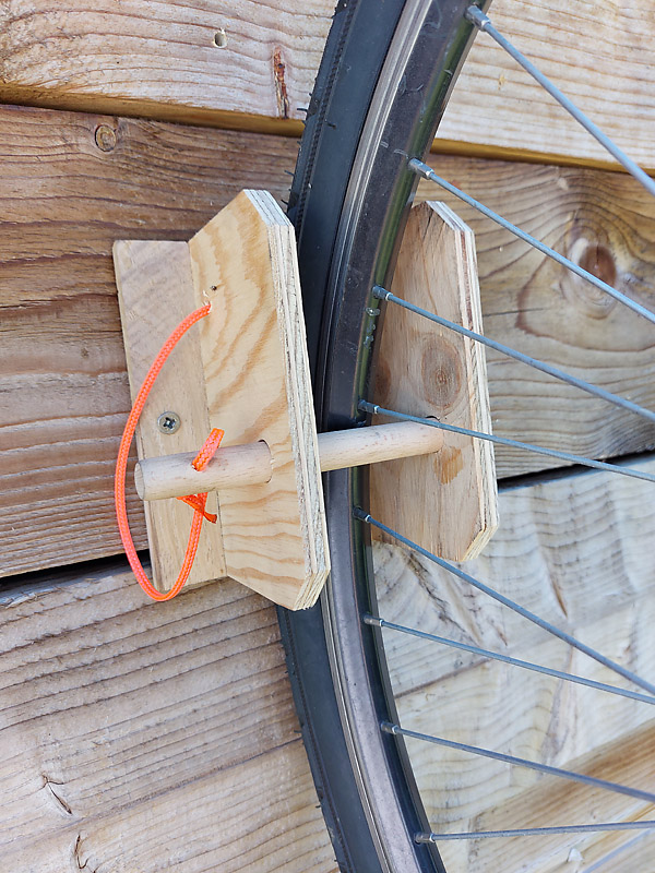 Crochet de rangement vertical pour vélo - Fondation AJD